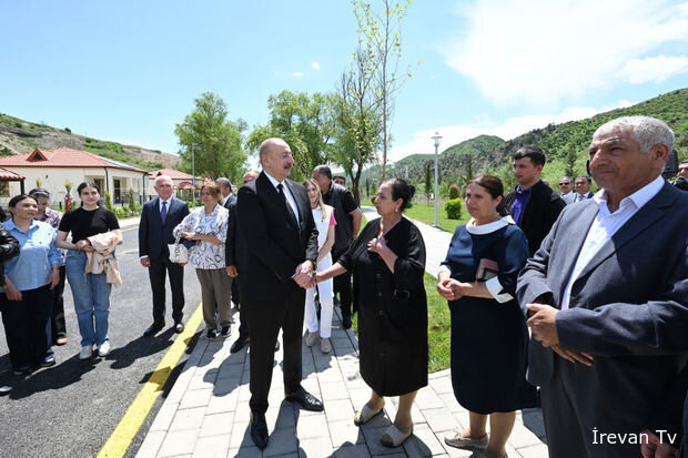 İlham Əliyev Laçın rayonunun Sus kəndinə köçmüş sakinlərlə görüşüb - FOTO